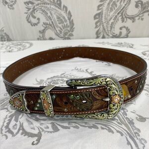 Vintage Western Cowgirl‎ Leather
Belt with Silver Colored Buckle And
Rhinestones